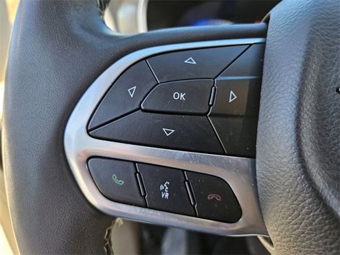 Used 2023 Chrysler Pacifica Touring-L image 27