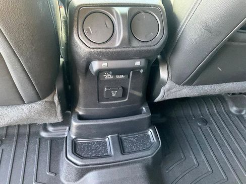 Used 2021 Jeep Wrangler Unlimited Sahara image 27