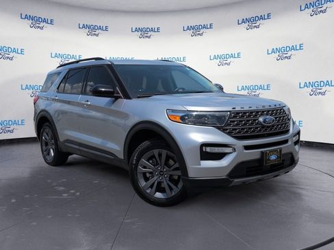 Used 2022 Ford Explorer XLT w/ Equipment Group 202A AWD/4WD image 2