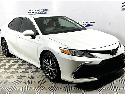 Used 2021 Toyota Camry XLE image 3