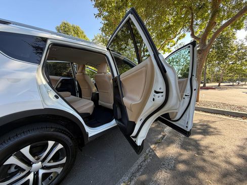 Used 2013 Toyota RAV4 LE AWD/4WD image 18