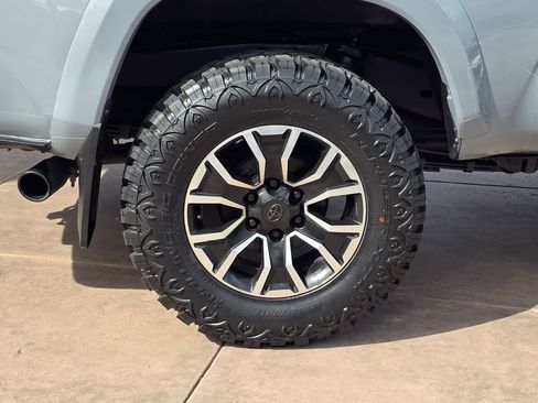 Used 2021 Toyota Tacoma TRD Sport w/ Technology Package image 14