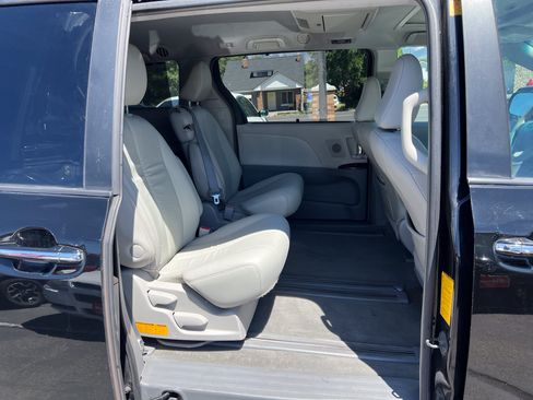 Used 2012 Toyota Sienna XLE w/ Premium Pkg FWD image 9