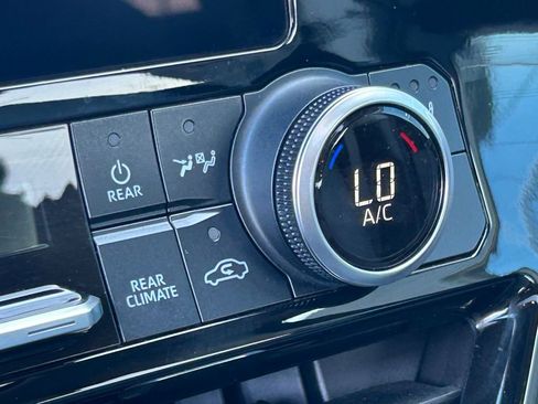 Used 2023 Toyota Highlander XLE FWD image 31