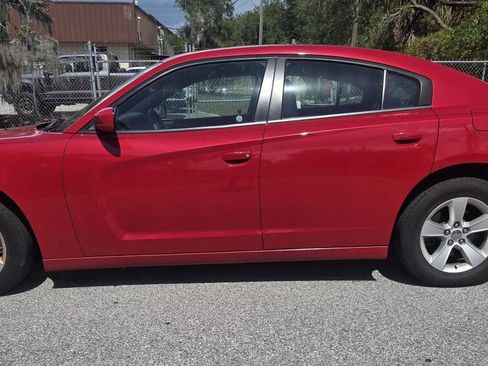 Used 2011 Dodge Charger SE RWD image 2