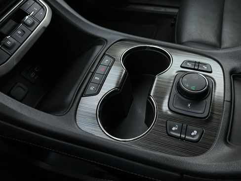 Used 2023 GMC Acadia SLT image 19