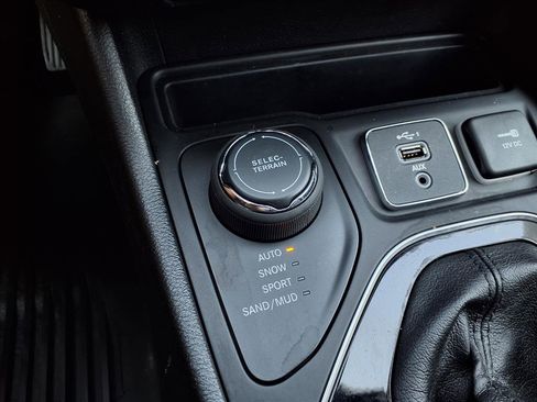 Used 2020 Jeep Cherokee Latitude Plus image 11