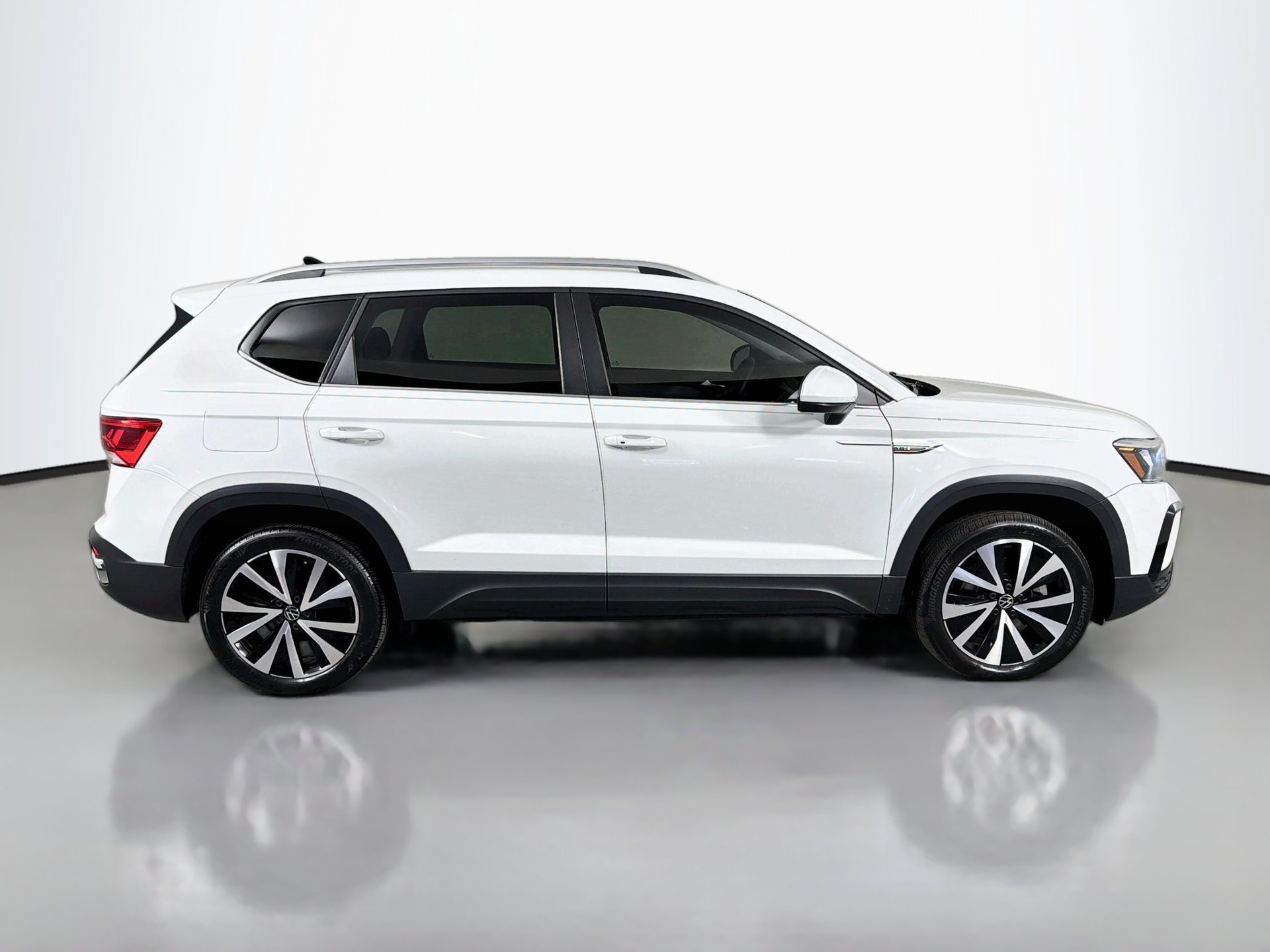 Certified 2023 Volkswagen Taos SE w/ Panoramic Sunroof Package FWD image 4