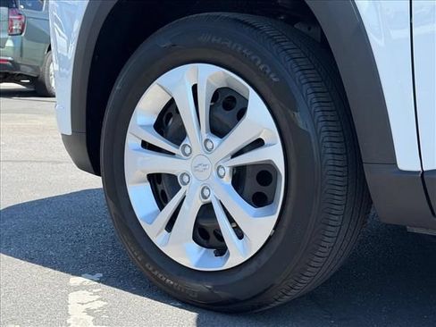 Certified 2025 Chevrolet Trax LS FWD image 22