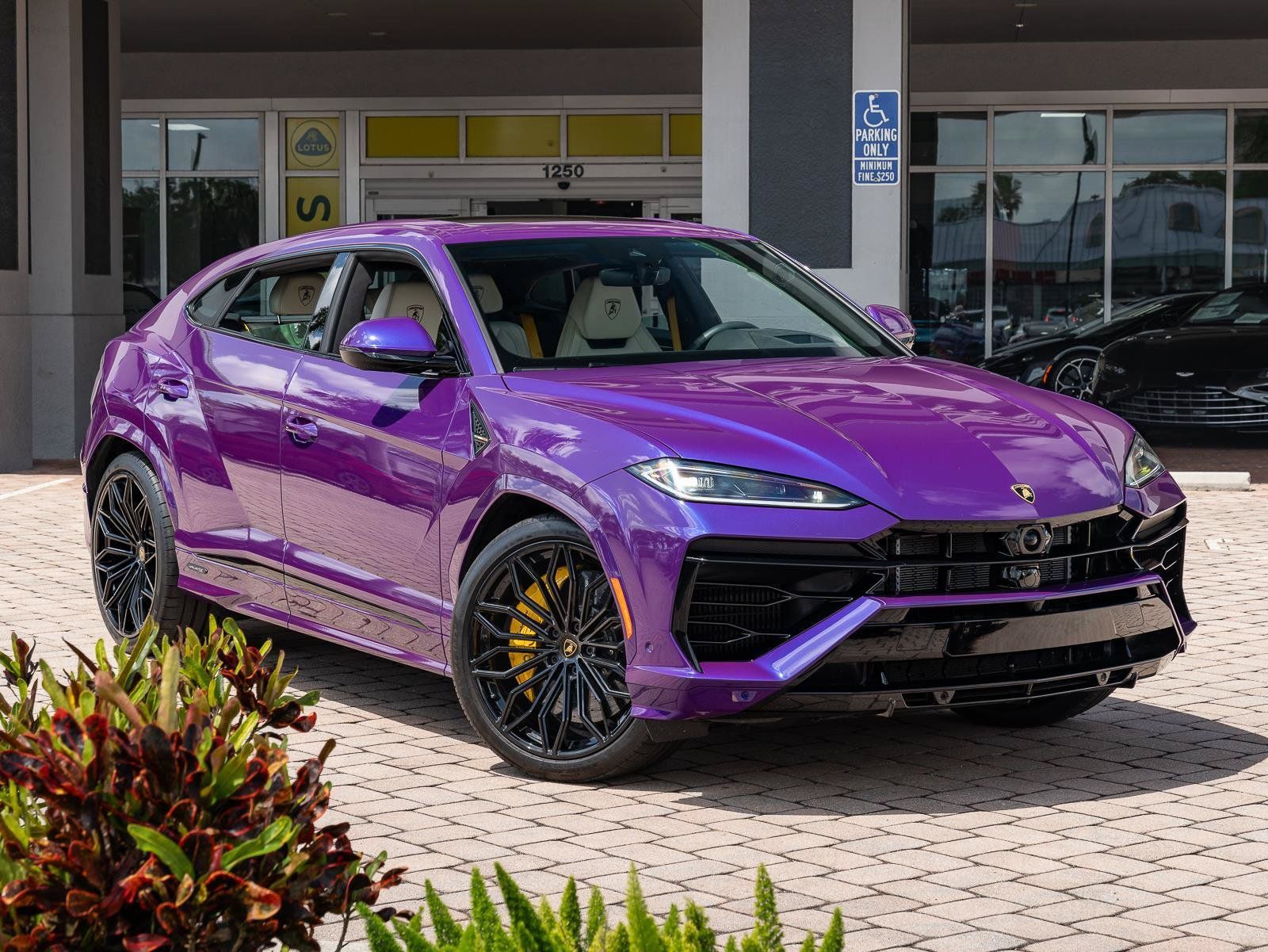 Used 2025 Lamborghini Urus SE AWD/4WD image 3