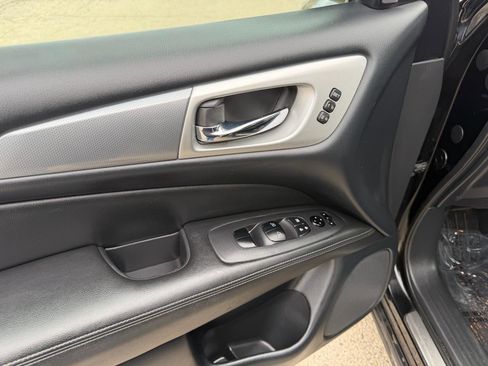 Used 2018 Nissan Pathfinder SL w/ Midnight Edition Package image 11