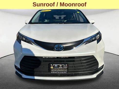 Used 2025 Toyota Sienna XLE image 4