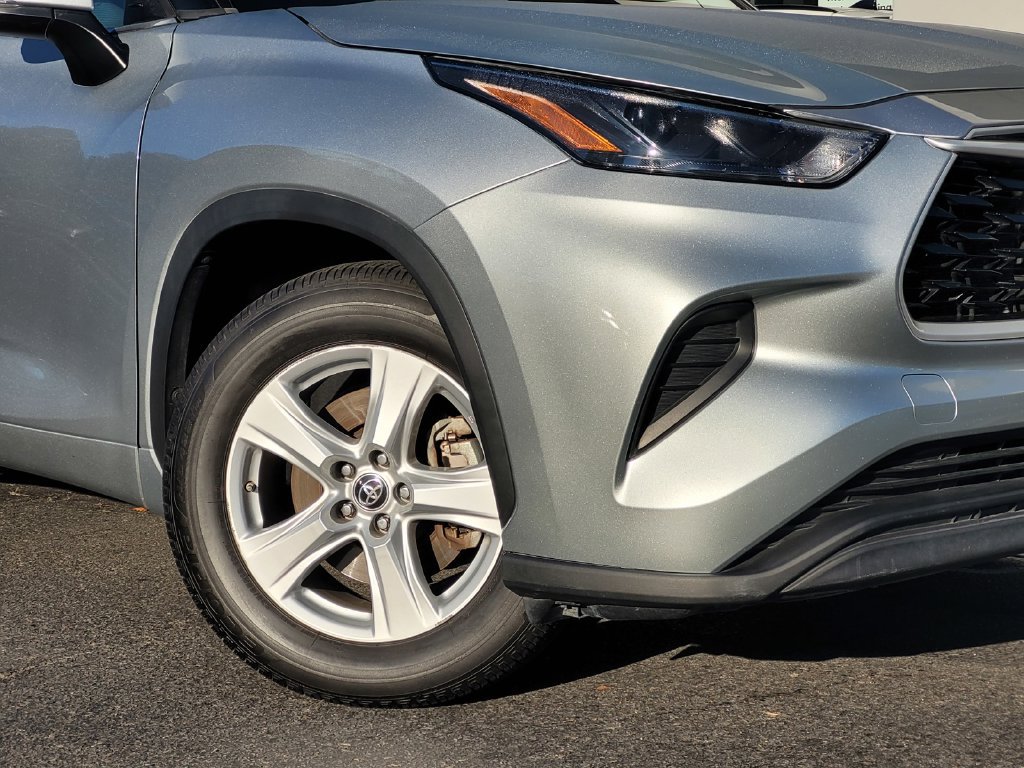 Used 2022 Toyota Highlander L FWD image 3