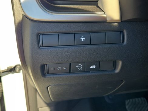 Used 2025 Nissan Rogue SV image 26