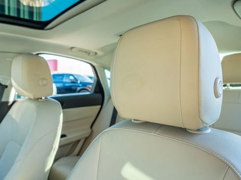 Used 2016 Jaguar XF Premium image 20