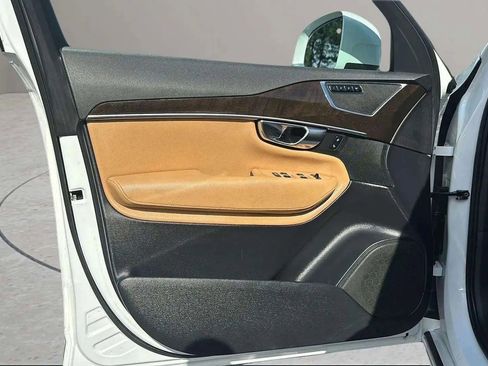 Used 2017 Volvo XC90 T6 Momentum w/ Vision Package image 11