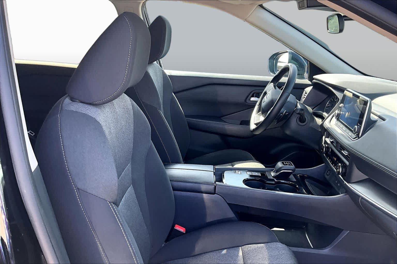 Used 2025 Nissan Rogue SV FWD image 9
