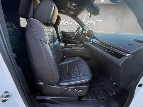 Used 2022 Cadillac Escalade Premium Luxury Platinum AWD/4WD image 24