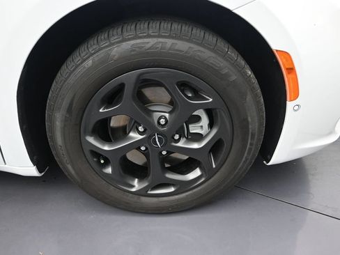 Used 2024 Chrysler Pacifica Limited FWD image 9