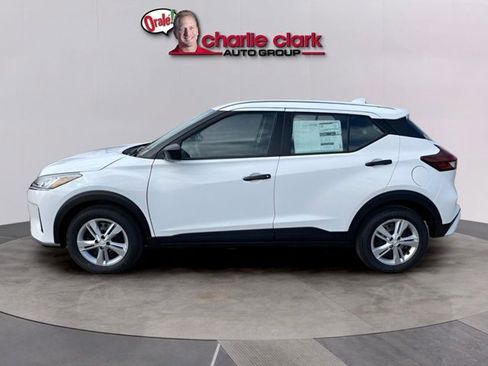 Certified 2025 Nissan Kicks Play S image 3