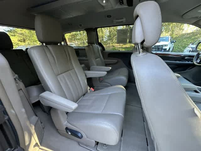 Used 2014 Chrysler Town & Country Touring-L FWD image 20