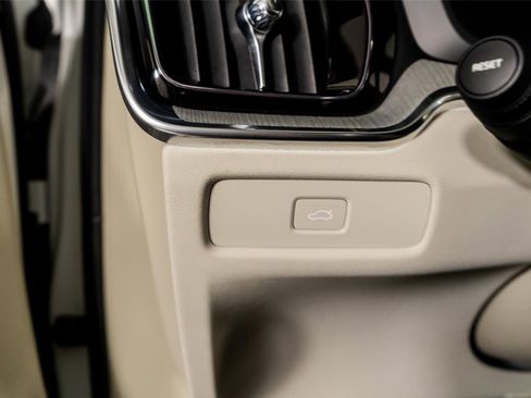 Used 2026 Volvo V60 B5 Cross Country Plus w/ Protection Package Premier image 43