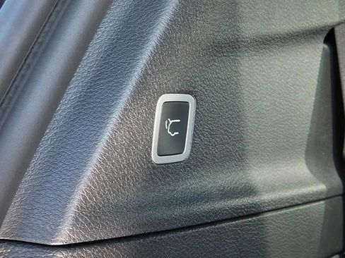 Used 2025 Chrysler Pacifica Select image 9