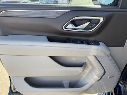 Used 2021 GMC Yukon SLT w/ SLT Luxury Package image 16