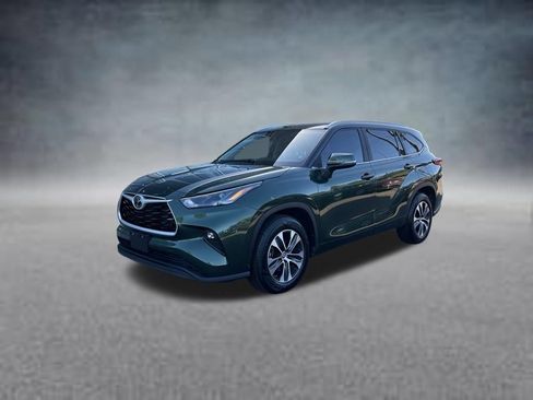 Used 2023 Toyota Highlander XLE FWD image 2