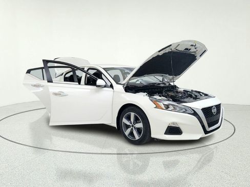 Used 2022 Nissan Altima SV image 11