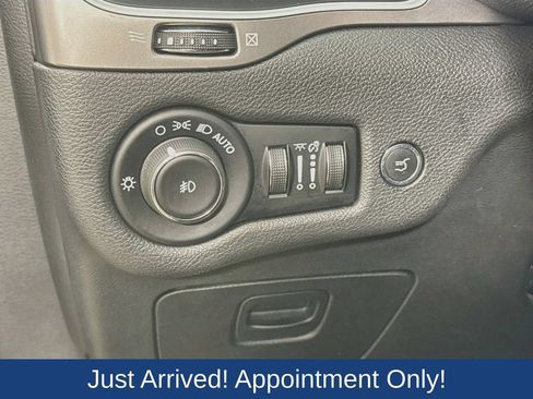 Used 2019 Jeep Cherokee Latitude Plus w/ Comfort/Convenience Group AWD/4WD image 12