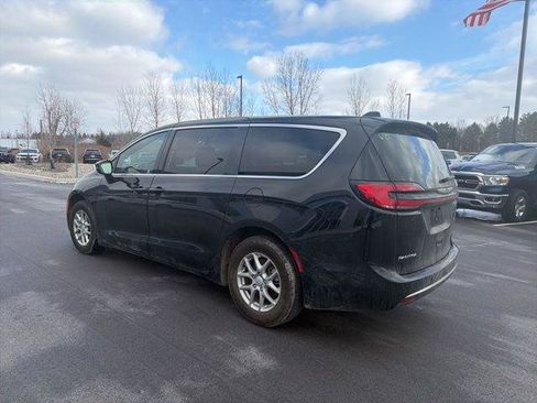 Certified 2025 Chrysler Pacifica Select image 3