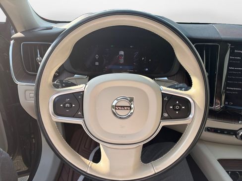 Used 2022 Volvo XC60 B5 Momentum w/ Protection Package Premier FWD image 10