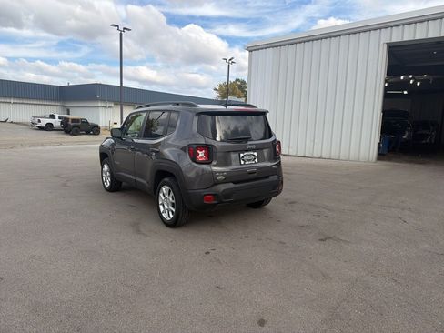 Used 2019 Jeep Renegade Latitude w/ Cold Weather Group image 34