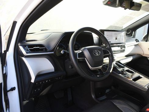 Certified 2025 Toyota Sienna Platinum image 14