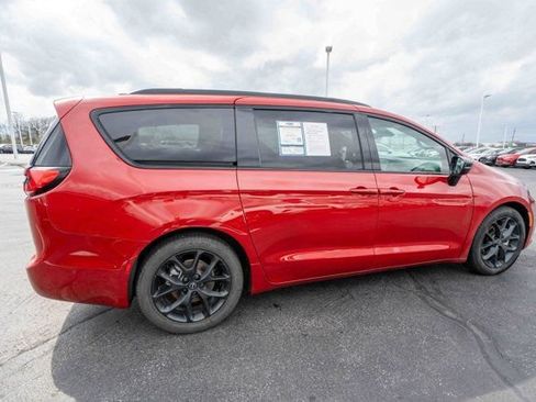 Used 2025 Chrysler Pacifica Limited FWD image 6