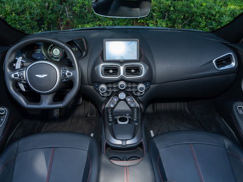 Used 2023 Aston Martin V8 Vantage Roadster image 21