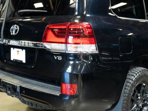 Used 2019 Toyota Land Cruiser image 42