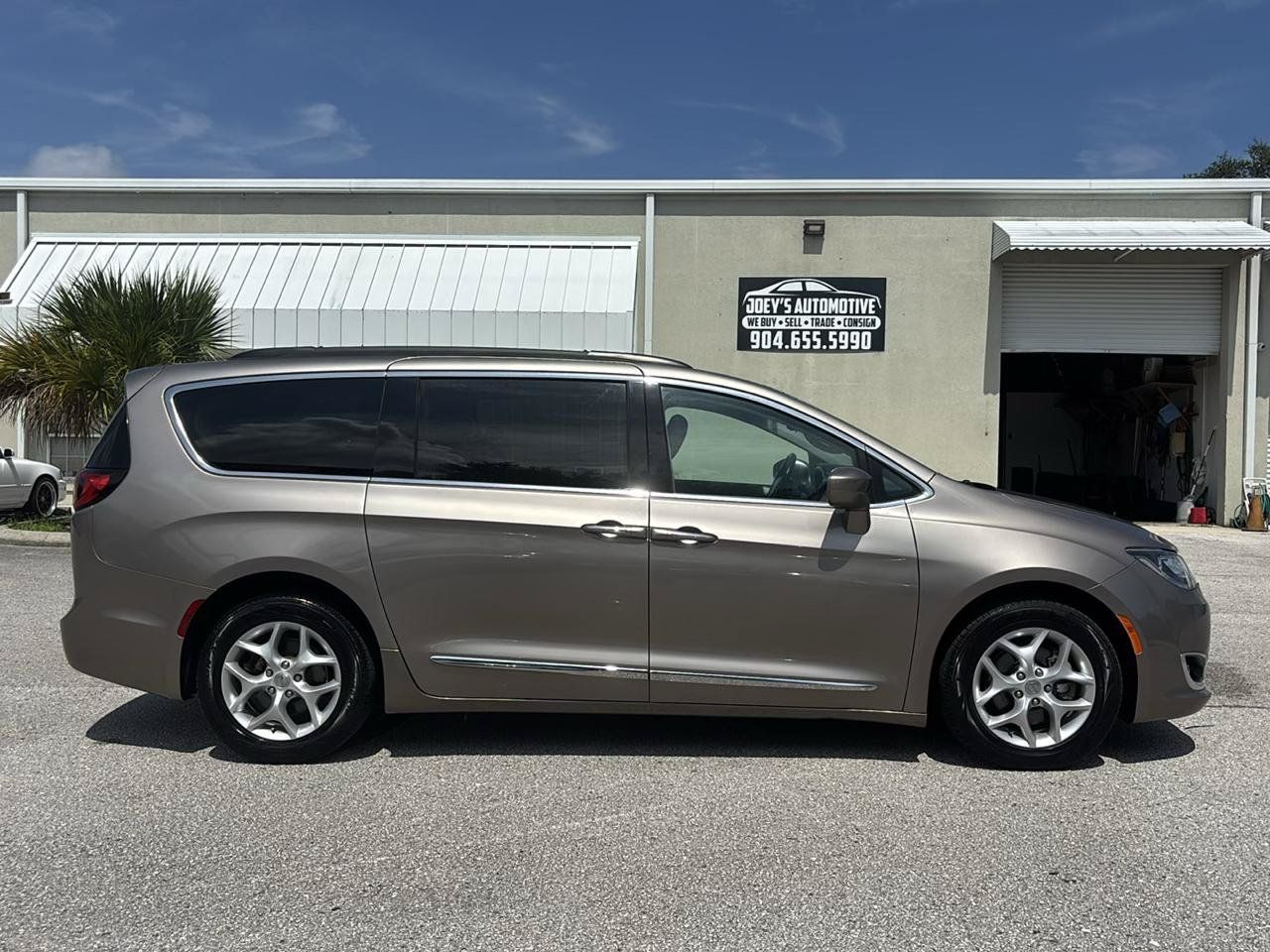 Used 2017 Chrysler Pacifica Touring-L w/ Tire & Wheel Group FWD image 1