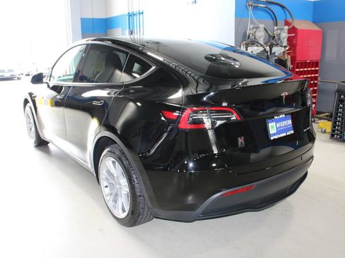 Used 2024 Tesla Model Y Long Range AWD/4WD image 19