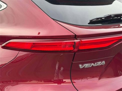 Used 2022 Toyota Venza XLE image 10