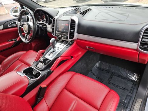 Used 2017 Porsche Cayenne Platinum Edition image 28