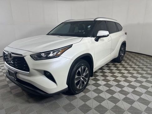 Used 2020 Toyota Highlander XLE AWD/4WD image 3
