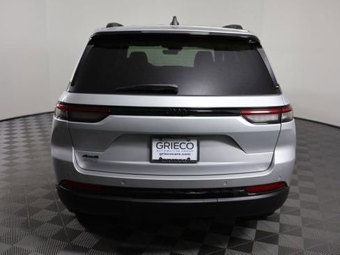 Used 2025 Jeep Grand Cherokee Altitude AWD/4WD image 7