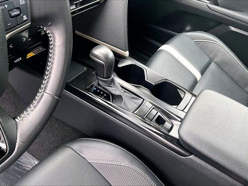 Used 2025 Toyota Camry SE image 16