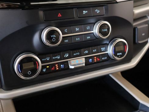 Used 2023 Ford Expedition Max XLT image 8