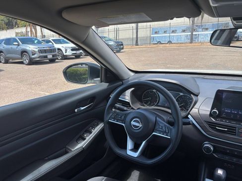 Used 2025 Nissan Altima 2.5 SV FWD image 34