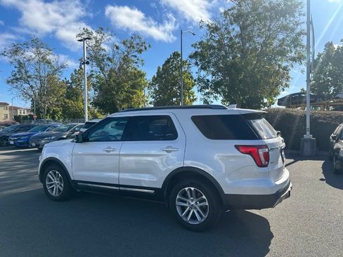 Used 2017 Ford Explorer XLT w/ Equipment Group 202A FWD image 4
