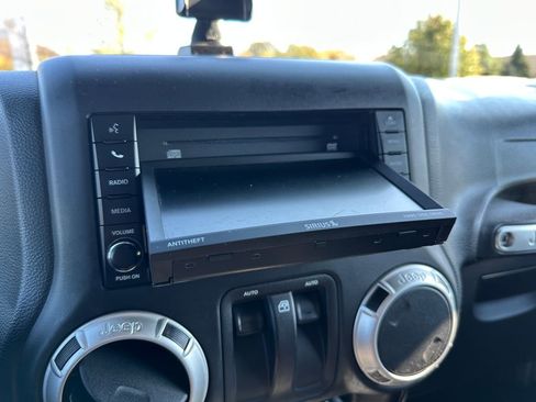 Certified 2018 Jeep Wrangler Sahara w/ Dual Top Group image 18