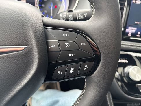 Used 2025 Chrysler Pacifica Limited image 49